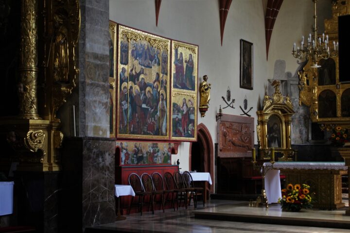 Prezbiterium kościoła św. Zygmunta w Szydłowcu. Na środku pentaptyk ufundowany przez Jakuba Szydłowieckiego, stworzony w warsztatach krakowskich. W tle widać płytę nagrobną Mikołaja Szydłowieckiego z czerwonego marmuru. 